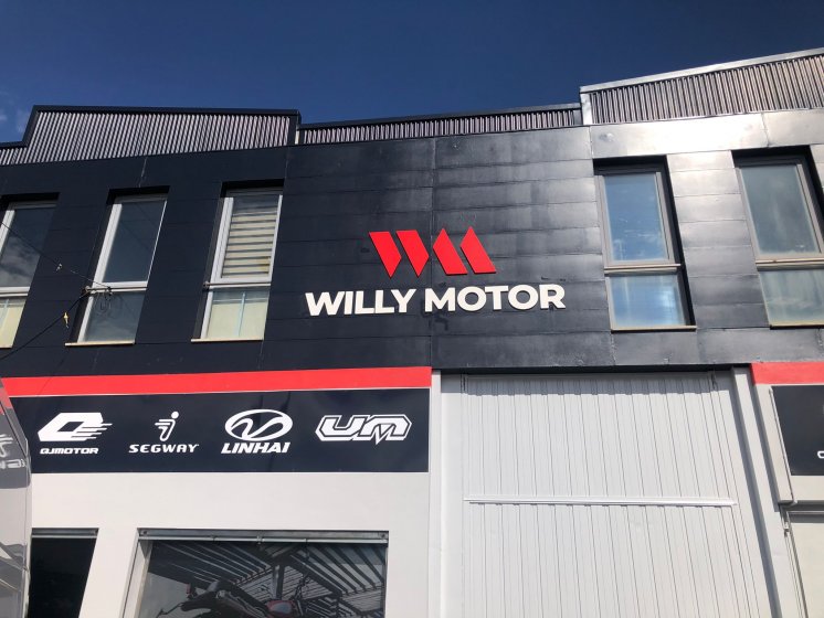 Letras corpóreas en PVC recortado y lacado. Willy Motor en Sevilla.