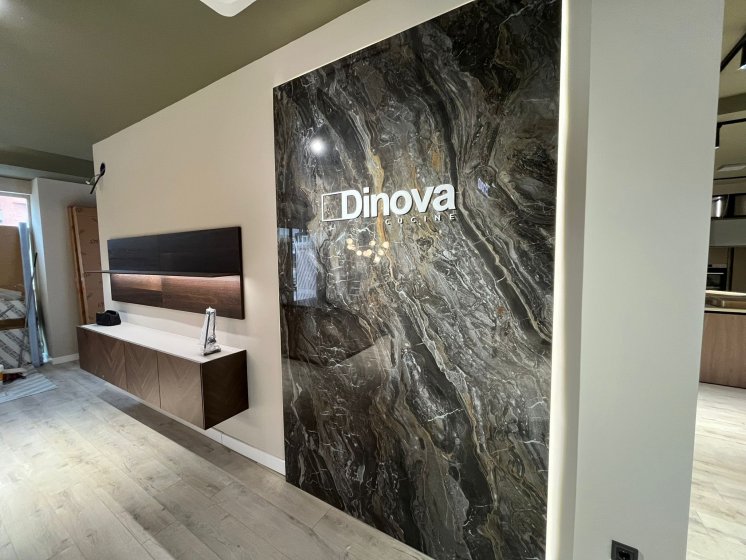Logo decorativo en metacrilato de interior para Dinova Cocinas en Sevilla.