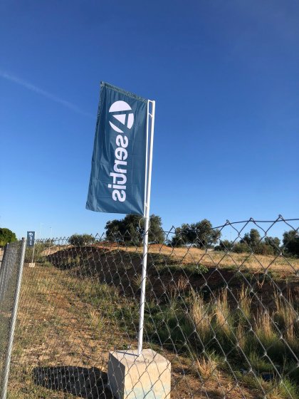 M&aacute;stil en aluminio con potencia y banderas. Dado de hormig&oacute;n. Para Asentis Entren&uacute;cleos Dos Hermanas Sevilla.