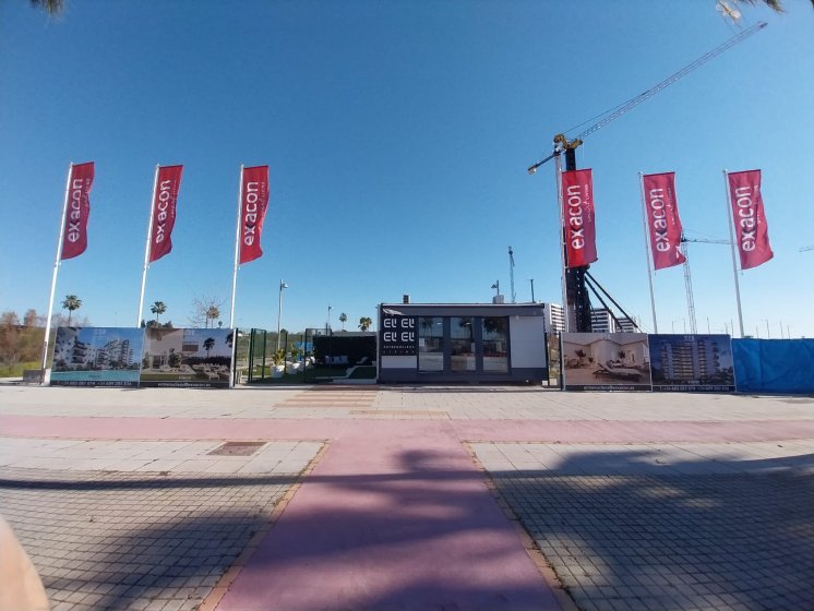 M&aacute;stil en fibra de vidrio con potencia y banderas. Dado de hormig&oacute;n y carteles decorativos de venta. Para Exxacon Entren&uacute;cleos Dos Hermanas Sevilla.