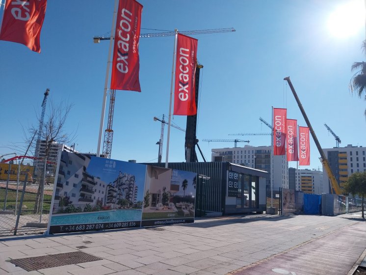 M&aacute;stil en fibra de vidrio con potencia y banderas. Dado de hormig&oacute;n y carteles decorativos de venta. Para Exxacon Entren&uacute;cleos Dos Hermanas Sevilla.