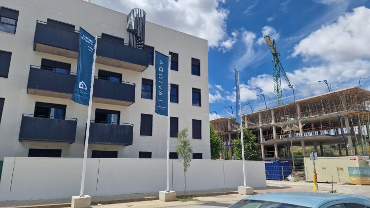 M&aacute;stil en fibra de vidrio con potencia y banderas. Dado de hormig&oacute;n. Para Deacapital en Camas Sevilla.