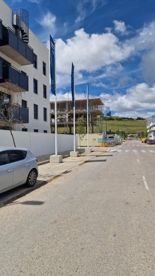 M&aacute;stil en fibra de vidrio con potencia y banderas. Dado de hormig&oacute;n. Para Deacapital en Camas Sevilla.