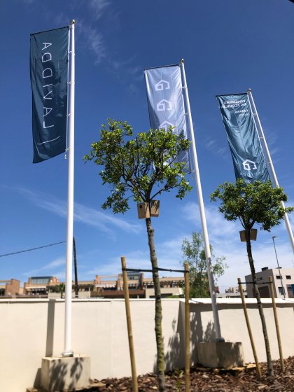 M&aacute;stil en fibra de vidrio con potencia y banderas. Dado de hormig&oacute;n. Para Deacapital en Camas Sevilla.