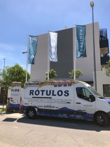 M&aacute;stil en fibra de vidrio con potencia y banderas. Dado de hormig&oacute;n. Para Deacapital en Camas Sevilla.