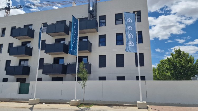 M&aacute;stil en fibra de vidrio con potencia y banderas. Dado de hormig&oacute;n. Para Deacapital en Camas Sevilla.