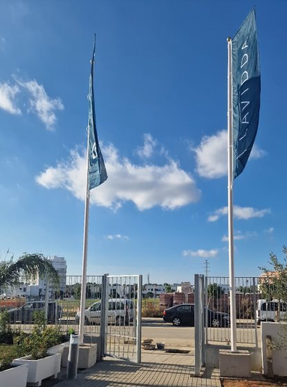 M&aacute;stil en fibra de vidrio con potencia y banderas. Dado de hormig&oacute;n. Para Deacapital en Entren&uacute;cleos Dos Hermanas Sevilla.