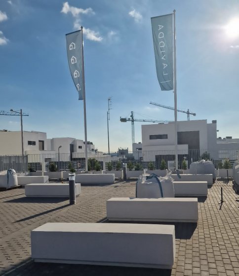 M&aacute;stil en fibra de vidrio con potencia y banderas. Dado de hormig&oacute;n. Para Deacapital en Entren&uacute;cleos Dos Hermanas Sevilla.