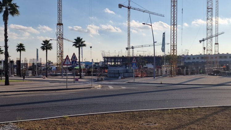 M&aacute;stil en fibra de vidrio con potencia y banderas. Dado de hormig&oacute;n. Para Deacapital en Entren&uacute;cleos Dos Hermanas Sevilla.