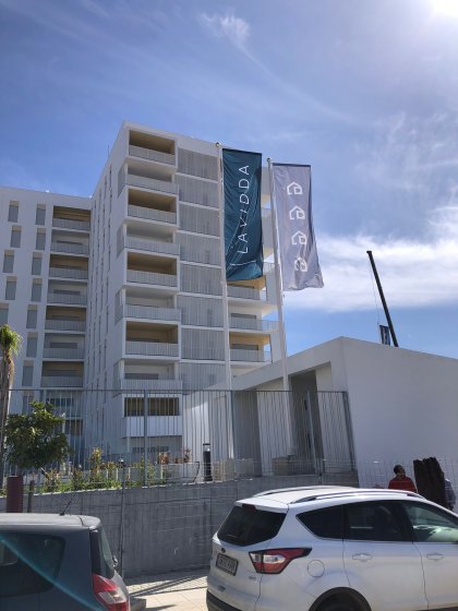 M&aacute;stil en fibra de vidrio con potencia y banderas. Dado de hormig&oacute;n. Para Deacapital en Entren&uacute;cleos Dos Hermanas Sevilla.