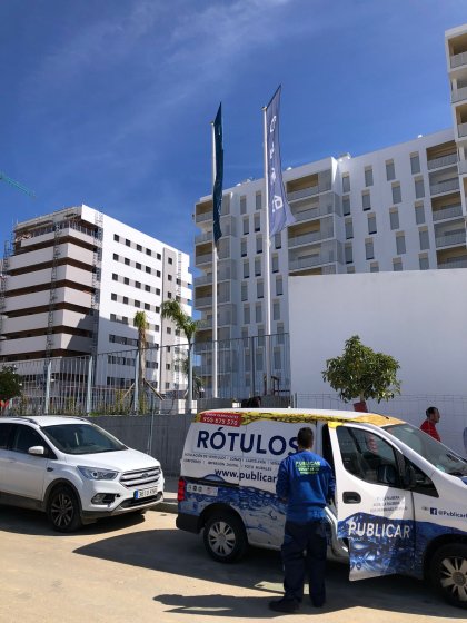 M&aacute;stil en fibra de vidrio con potencia y banderas. Dado de hormig&oacute;n. Para Deacapital en Entren&uacute;cleos Dos Hermanas Sevilla.