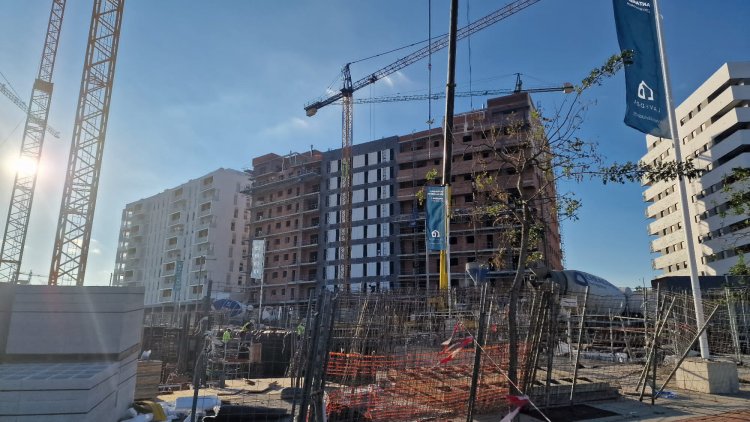 M&aacute;stil en fibra de vidrio con potencia y banderas. Dado de hormig&oacute;n. Para Deacapital en Entren&uacute;cleos Dos Hermanas Sevilla.