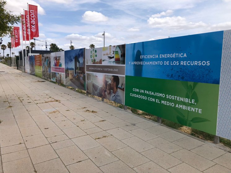 M&aacute;stil en fibra de vidrio con potencia y banderas. Dado de hormig&oacute;n. Para Exxacon Entren&uacute;cleos Dos Hermanas Sevilla.