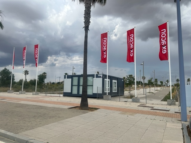 M&aacute;stil en fibra de vidrio con potencia y banderas. Dado de hormig&oacute;n. Para Exxacon Entren&uacute;cleos Dos Hermanas Sevilla.