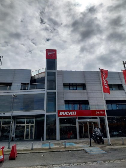 M&aacute;stil en fibra de vidrio con potencia y banderas.Ducati Sevilla.