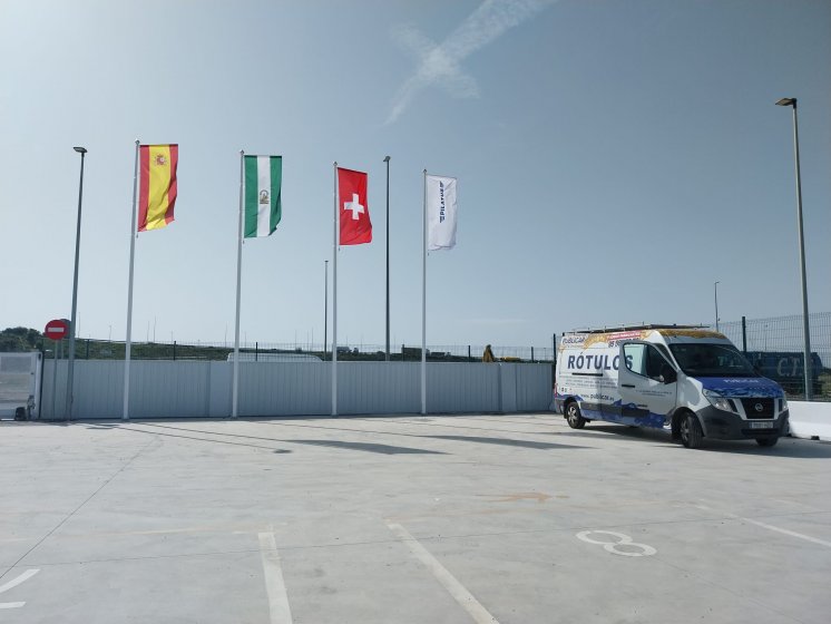 M&aacute;stil en fibra de vidrio con potencia y banderas.Pilatus Sevilla.