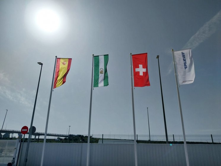 M&aacute;stil en fibra de vidrio con potencia y banderas.Pilatus Sevilla.