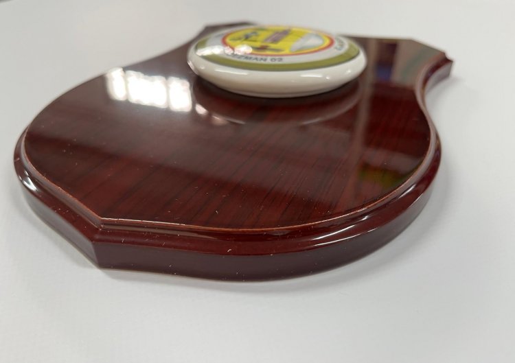 Metopa con base de madera y r&oacute;tulo en cer&aacute;mica. Cezman 2 Ej&eacute;rcito del Aire en Sevilla.