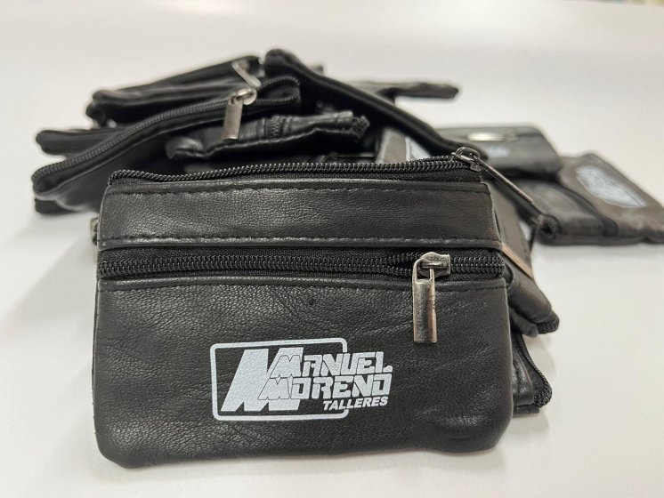 Monedero piel con grabaci&oacute;n, para talleres Manuel Moreno Sevilla.