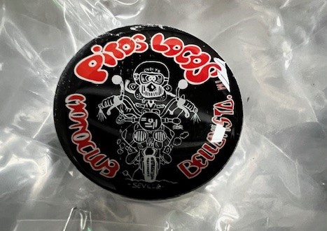 Pin en gota de resina para Motoclub Pitos Locos en Bellavista Sevilla.