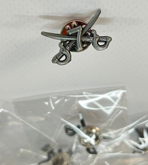 Pin plata envejecida de sables cruzados para la Asociaci&oacute;n Sagunto 7 en Sevilla. 