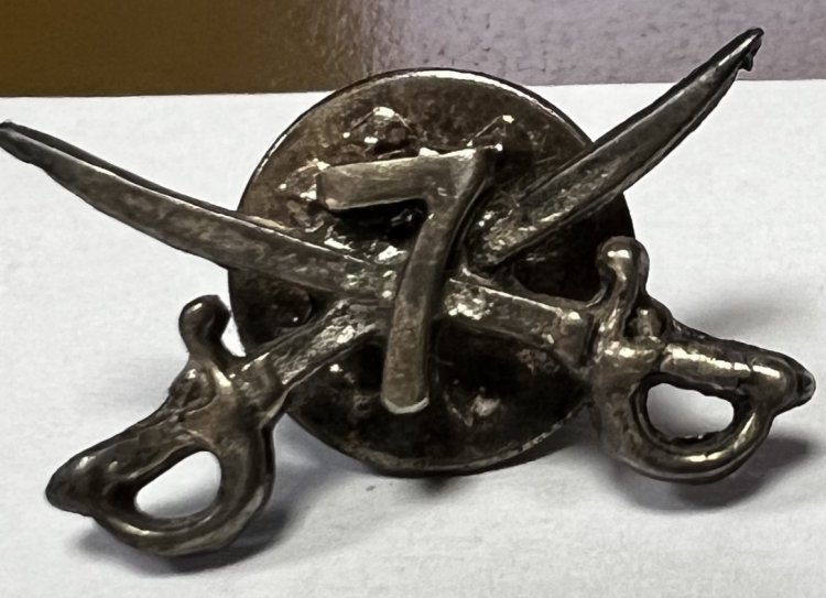 Pin de sables cruzados para la Asociaci&oacute;n Sagunto 7 en Sevilla.