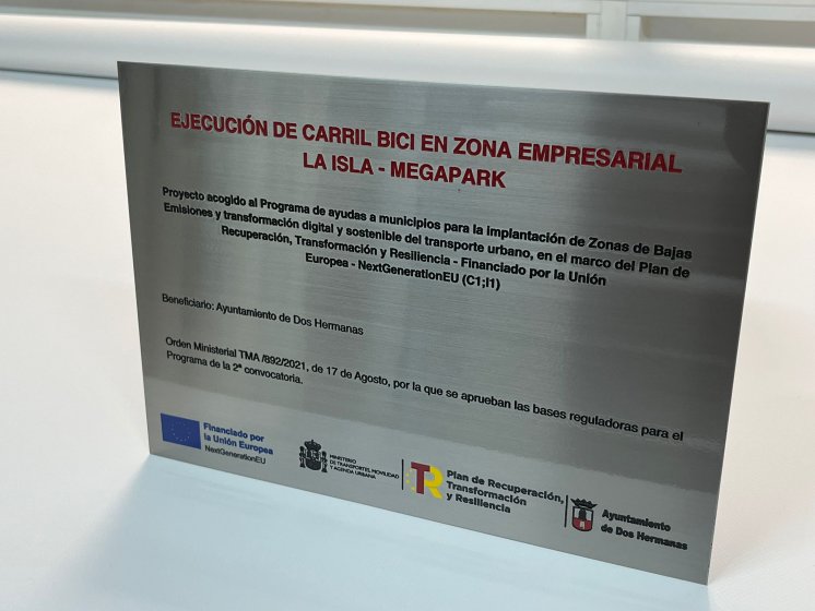 Placa en acero inoxidable con grabado en bajo relieve y patina de tintas. Ayuntamiento de Dos Hermanas Sevilla.