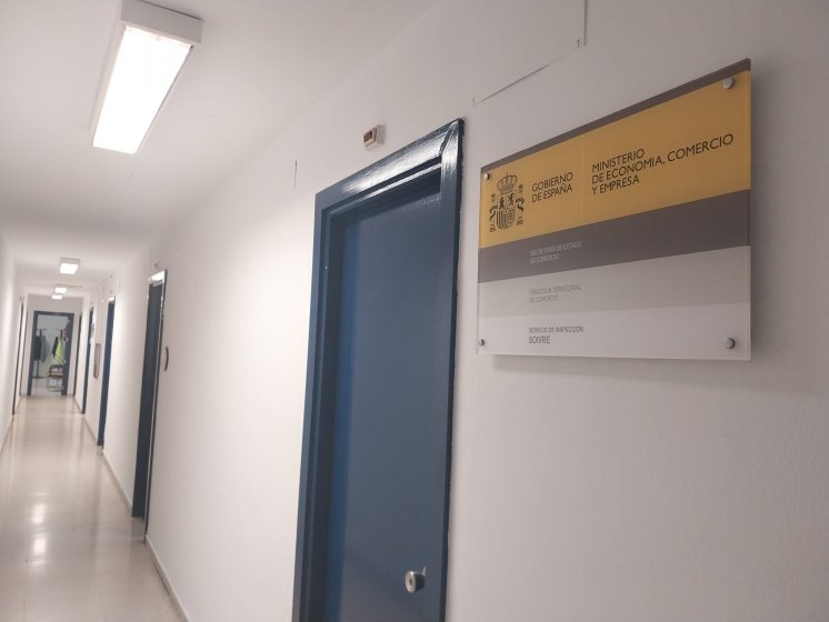 Placa cartel en metacrilato para La Secretaría de Estado de Comercio en Sevilla.