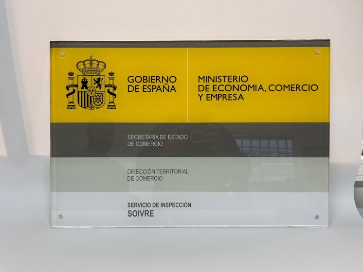 Placa cartel en metacrilato para La Secretaría de Estado de Comercio en Sevilla.