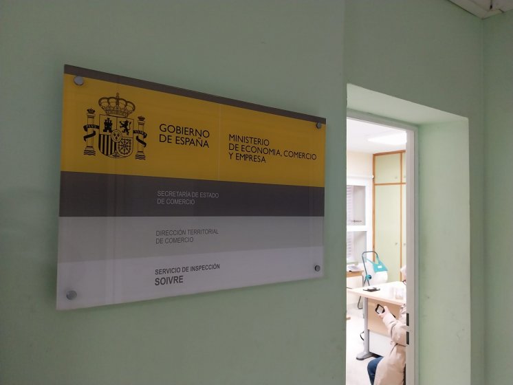 Placa cartel en metacrilato para La Secretaría de Estado de Comercio en Sevilla.