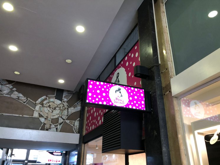 Rotulaci&oacute;n banderola luminosa en centro comercial. Pepa Tormento Sevilla.