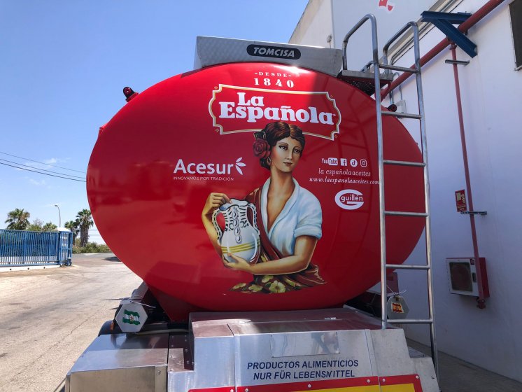 Rotulación de camión cisterna, en vinilos de corte e impresión digital fundidos. Aceites la Española Acesur Sevilla.