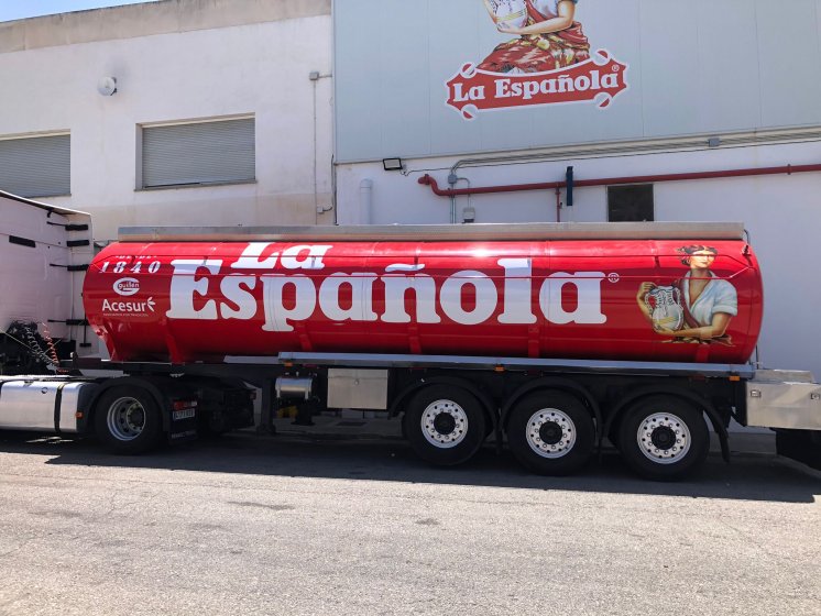 Rotulación de camión cisterna, en vinilos de corte e impresión digital fundidos. Aceites la Española Acesur Sevilla.