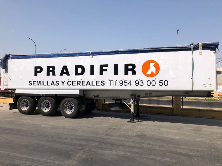Rotulación de camión en vinilo de corte. Padrifir en Sevilla.