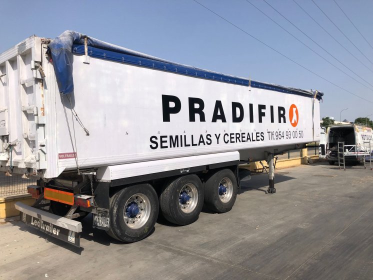 Rotulación de camión en vinilo de corte. Padrifir en Sevilla.