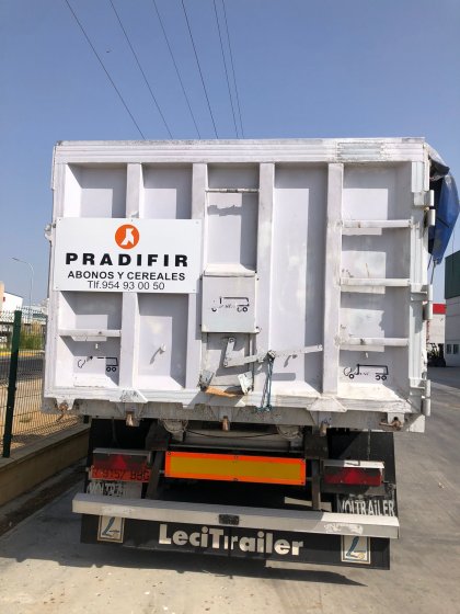 Rotulación de camión en vinilo de corte. Padrifir en Sevilla.