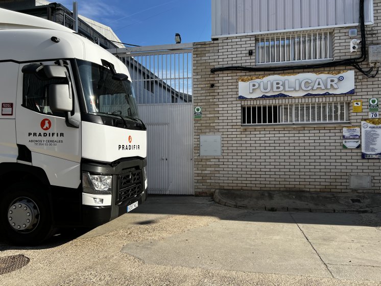 Rotulación de camión en vinilo de corte para Pradifir, en Dos Hermanas Sevilla.