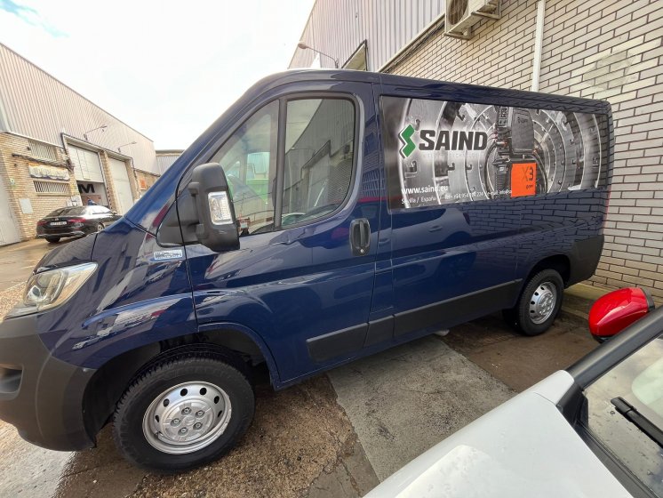 Rotulación de camión en vinilo impreso, laminado UV y recortado para Saind en Sevilla.