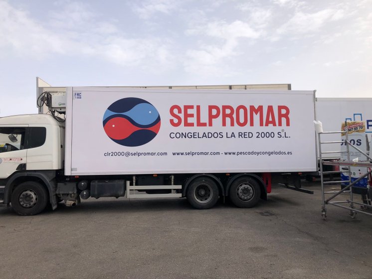 Rotulación de camión en vinilo impreso, laminado UV y recortado para Selpromar en Sevilla.