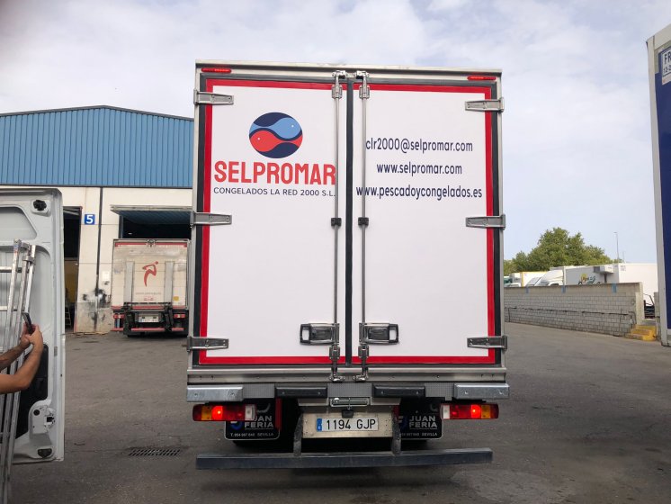 Rotulación de camión en vinilo impreso, laminado UV y recortado para Selpromar en Sevilla.