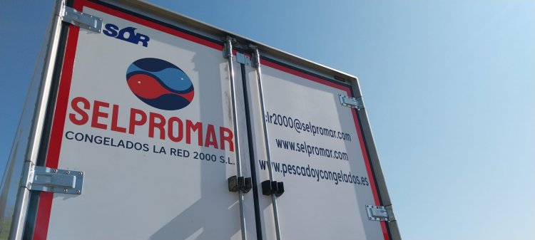 Rotulación de camión en vinilo impreso, laminado UV y recortado para Selpromar en Sevilla.