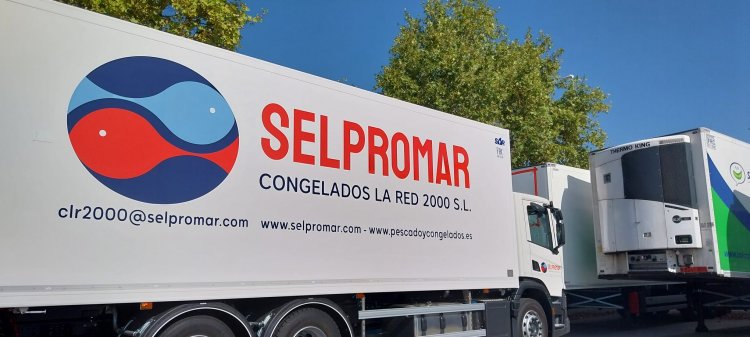 Rotulación de camión en vinilo impreso, laminado UV y recortado para Selpromar en Sevilla.