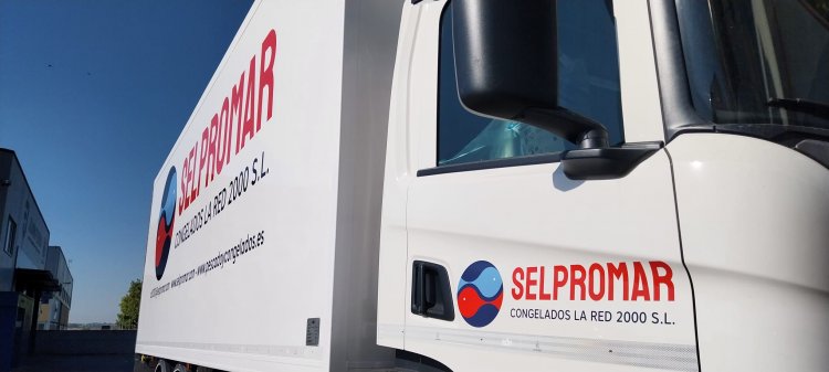 Rotulación de camión en vinilo impreso, laminado UV y recortado para Selpromar en Sevilla.
