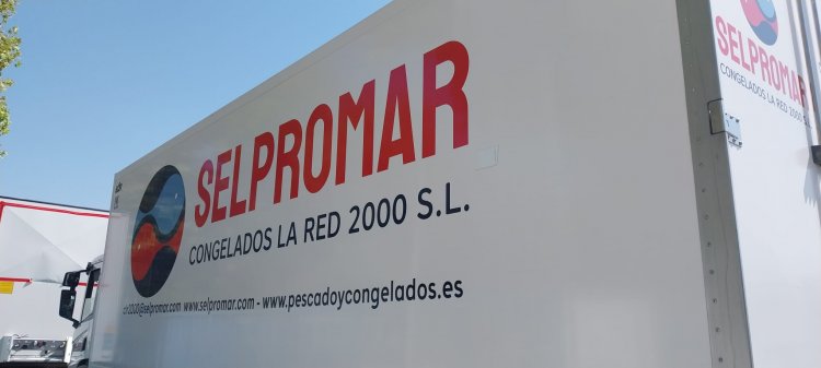 Rotulación de camión en vinilo impreso, laminado UV y recortado para Selpromar en Sevilla.