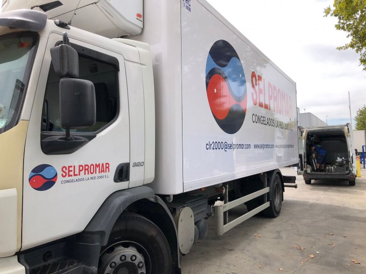 Rotulación de camión en vinilo impreso, laminado UV y recortado para Selpromar en Sevilla.