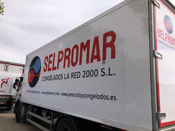 Rotulación de camión en vinilo impreso, laminado UV y recortado para Selpromar en Sevilla.