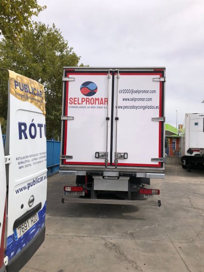 Rotulación de camión en vinilo impreso, laminado UV y recortado para Selpromar en Sevilla.