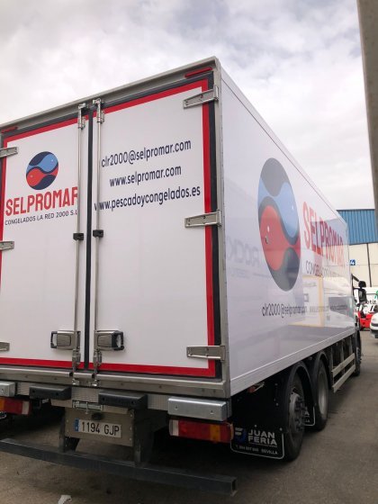 Rotulaci&oacute;n de cami&oacute;n en vinilo impreso, laminado UV y recortado para Selpromar en Sevilla.