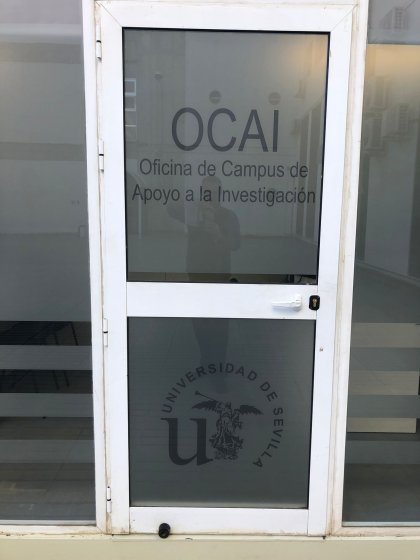 Rotulaci&oacute;n de caseta oficina en vinilo &aacute;cido para la Universidad de Sevilla.