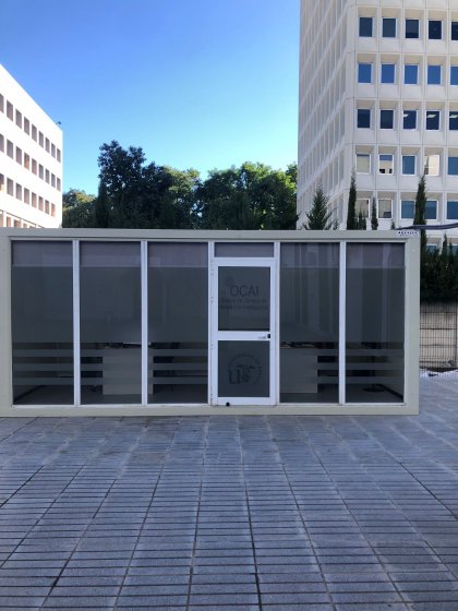 Rotulaci&oacute;n de caseta oficina en vinilo &aacute;cido para la Universidad de Sevilla.